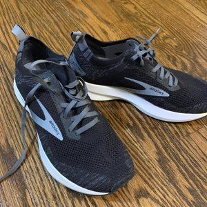 Womens Brooks Levitate 4 size 8